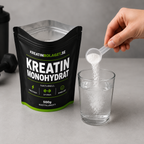 Kreatin monohydrat från Kreatinbolaget hälls i ett glas vatten för enkel daglig dosering före eller efter träning.